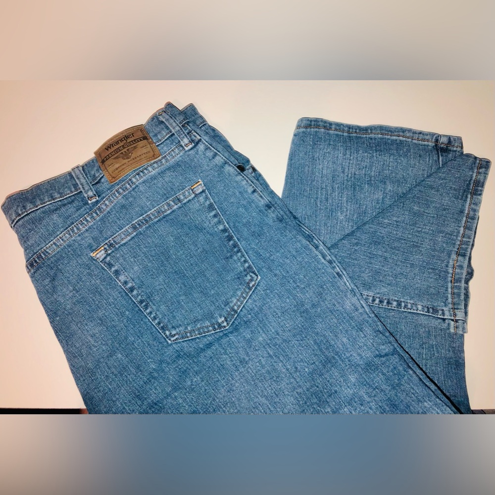 Wrangler relaxed fit Premium Blue Jeans Men’s Size 42x30 denim